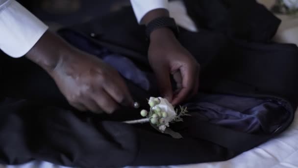 Nærbillede Afroamerikanske Mandlige Hånd Sætte Bryllup Blomst Hans Jakke Høj – Stock-video