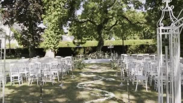 Διακοσμημένη Γαμήλια Τελετή Έξω Καλοκαίρι Στο Δάσος Στη Γαλλία Υψηλής — Αρχείο Βίντεο