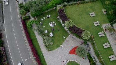 Como Gölü yakınındaki yeşil restoranın hava manzarası. Yüksek kaliteli FullHD görüntüler