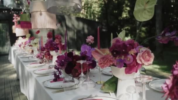 Asztal Díszített Színes Világos Virágok Esküvő Kiváló Minőségű Felvételek — Stock videók
