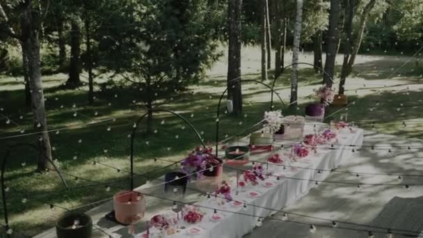 木製の明るい花で飾られた結婚式のテーブル 高品質4K映像 — ストック動画