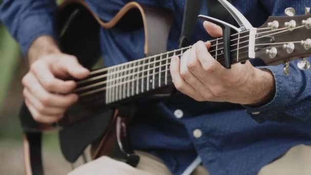男性のギターを演奏のクローズアップ 高品質4K映像 — ストック動画
