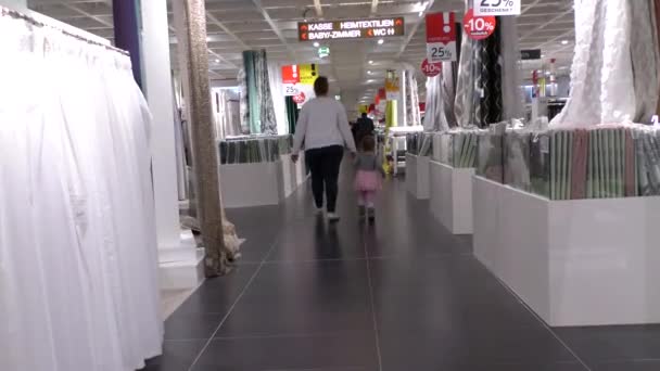 Una Mujer Una Niña Están Caminando Por Una Tienda Muebles — Vídeo de stock