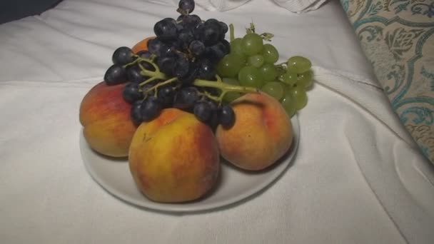ブドウと桃がテーブルの上にあり — ストック動画