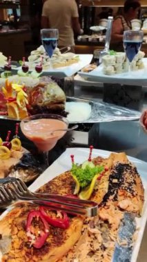 Türkiye 'deki beş yıldızlı restoranlardan birinde balık günü, balık bolluğu, her tat için balık, mükemmel sunum ve hizmet