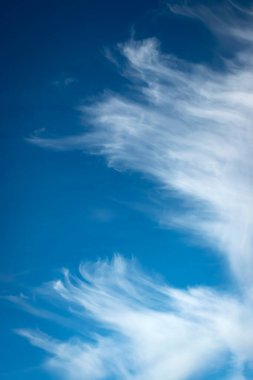 Mavi gökyüzündeki yırtık bulutların soyut arka planı