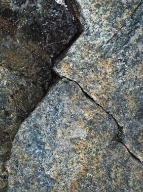 Granit kayadaki çatlağın arka planı veya dokusu