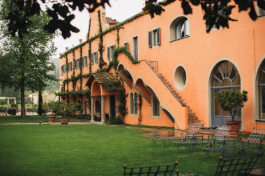 İtalya 'da Toskana' da altın güneş ışığındaki eski villa