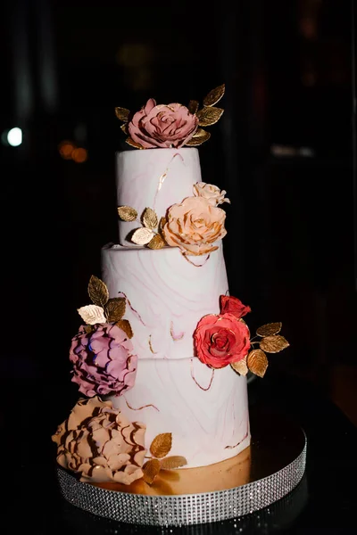 新娘和新郎在婚宴上正在切他们的乡村婚礼蛋糕 用手用精致的粉红花朵切蛋糕 — 图库照片