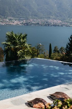 Pencere görüntüsü İtalya 'daki Como Gölü' ne