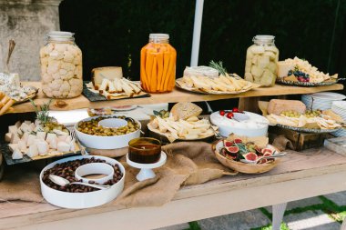 İtalya, Toskana 'da lüks bir villada lüks bir düğünde lüks İtalyan aperatifi. Tipik İtalyan aperatifleri, peynirler, jambon, domates ve böğürtlen.