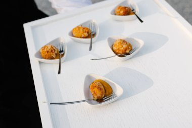 İtalya, Toskana 'da lüks bir villada lüks bir düğünde lüks İtalyan aperatifi. Tipik İtalyan aperatifleri, peynirler, jambon, domates ve böğürtlen.