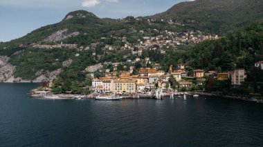 Como Gölü 'ndeki Varenna Köyü üzerindeki Sihirli Alacakaranlık: İtalya' nın Huzurlu Rıhtım Mücevheri, Dağlar Arasında Yerleşik ve Yansıtıcı Su