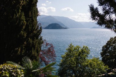 Turistik villa manastırı ve Varenna tatil köyü, Como Gölü, Lombardy Bölgesi, İtalya, Avrupa 'da renkli çiçeklerle süslü muhteşem bir bahçe.