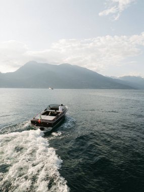 Varenna 'daki Villa Manastırı' ndan Como Gölü 'ne tekne gezisi.