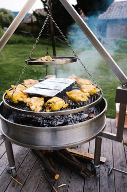 Açık havada ızgarada ızgarada ızgara tavuk.