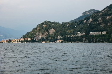 Como Gölü 'nün güneydoğu kıyısında yer alan ve Grigna Dağları' nın dramatik zirveleri tarafından çerçevelenen Lecco 'nun çarpıcı manzarası..