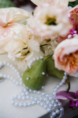 Minyatür kâseler ve bardaklarda servis edilen zarif yemek tabakları.