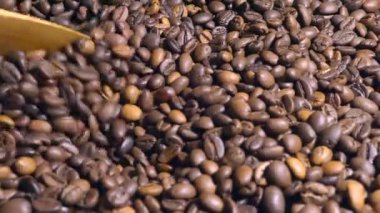 Kahve çekirdekleri kavruluyor, yuvarlak deliğin manzarası. Video Full HD