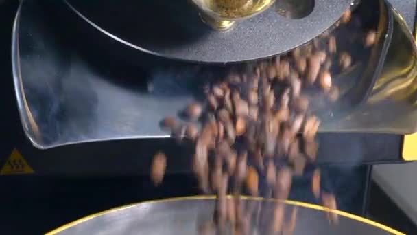 咖啡豆正在烤 在圆孔里可以看到 短片全高清 — 图库视频影像