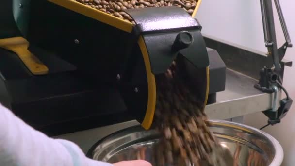 咖啡豆正在烤 在圆孔里可以看到 短片全高清 — 图库视频影像