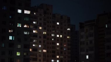 Kyiv, Ukrayna. Kasım 2022, ışığı kapat. Karanlık evlere ambulans ışığı. Yüksek kalite 4k görüntü