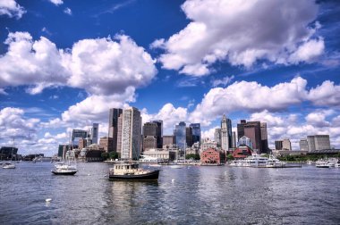 Boston, Massachusetts silueti Boston Limanı 'ndan.