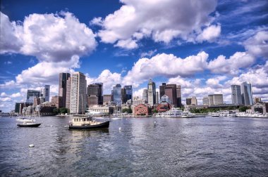 Boston, Massachusetts silueti Boston Limanı 'ndan.