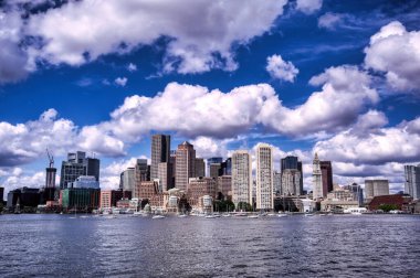 Boston, Massachusetts silueti Boston Limanı 'ndan.