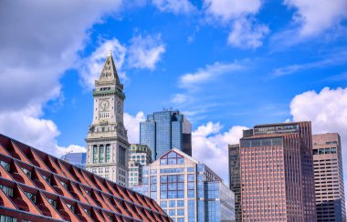 Güneşli bir günde Boston, Massachusetts 'teki Gümrük Binası gökdeleninde..