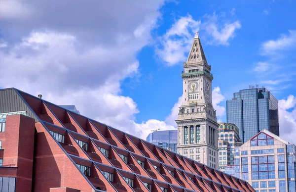 阳光灿烂的一天 马萨诸塞州波士顿天际线上的海关大楼 图库图片