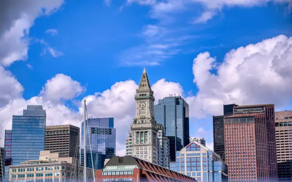 阳光灿烂的一天 马萨诸塞州波士顿天际线上的海关大楼 图库图片