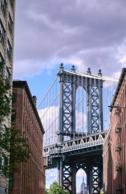Manhattan Köprüsü Dumbo, Brooklyin, New York 'tan güneşli bir günde.