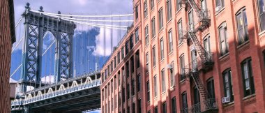 Manhattan Köprüsü Dumbo, Brooklyin, New York 'tan güneşli bir günde.