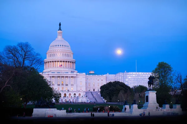 Washington Eua Capitólio Edifício Anoitecer Com Lua Subir Segundo Plano — Fotografia de Stock