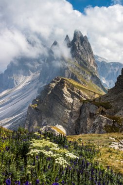 Dağın tepesindeki bulutlar Dolomitler