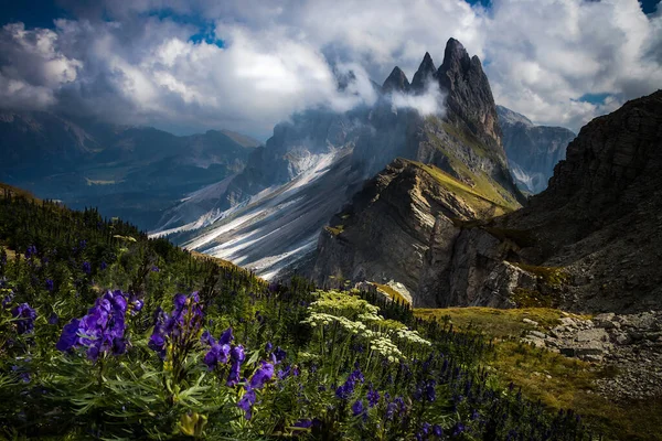 Nubes Sobre Macizo Montaña Odle Dolomitas —  Fotos de Stock