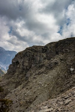 Dağın tepesindeki bulutlar Dolomitler