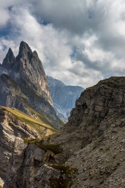 Dağın tepesindeki bulutlar Dolomitler