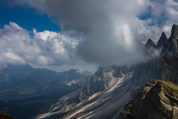 Chmury Nad Masywem Górskim Odle Dolomitach — Zdjęcie stockowe