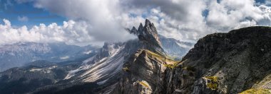 Dağın tepesindeki bulutlar Dolomitler