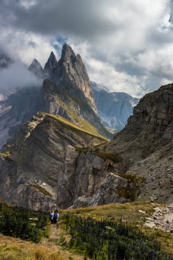 Dağın tepesindeki bulutlar Dolomitler