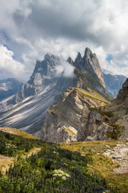 Dolomitlerde dağ kitlesinin üzerindeki bulutlar
