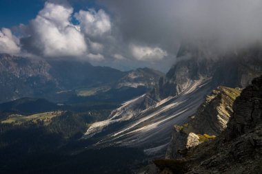 Dağın tepesindeki bulutlar Dolomitler