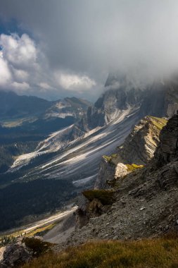 Dağın tepesindeki bulutlar Dolomitler