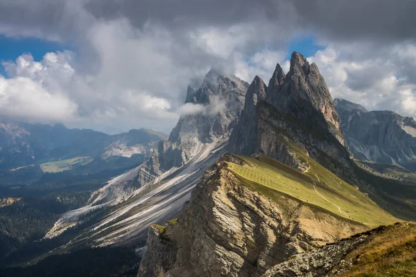 Nuvens Sobre Maciço Montanha Odle Dolomitas — Fotografia de Stock