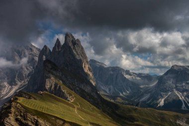 Dolomitlerde dağ kitlesinin üzerindeki bulutlar