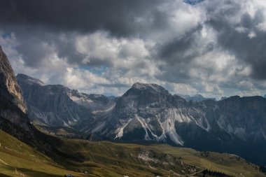 Dolomitlerde dağ kitlesinin üzerindeki bulutlar