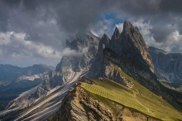 Moln Över Bergsmassivet Dolomiterna — Stockfoto