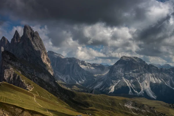 Moln Över Bergsmassivet Dolomiterna — Stockfoto